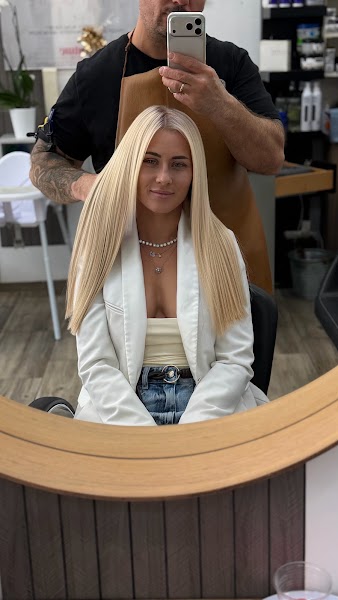 Langes glattes Blond – Zafer Hairlounge